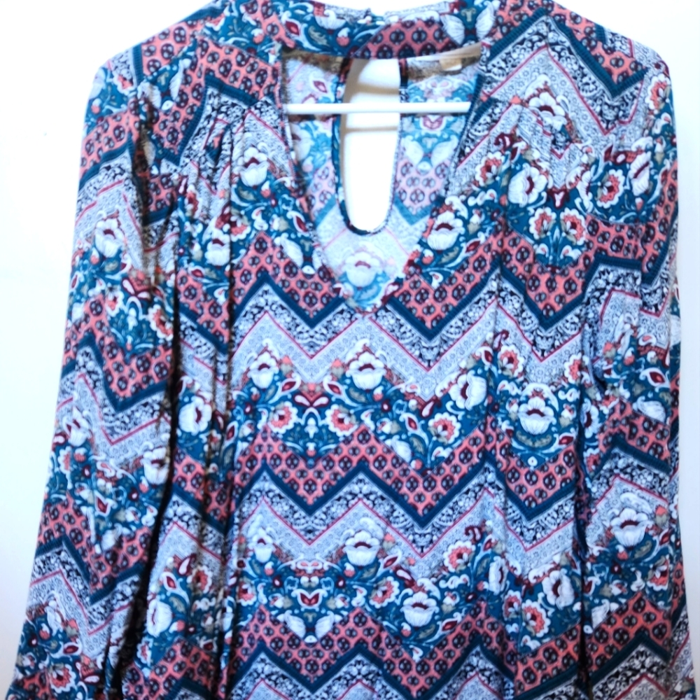 Low cut long sleeve top